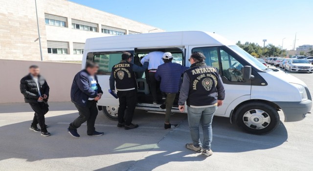 Antalya'da polis ekiplerinden aranan şahıslara yönelik eş zamanlı operasyon