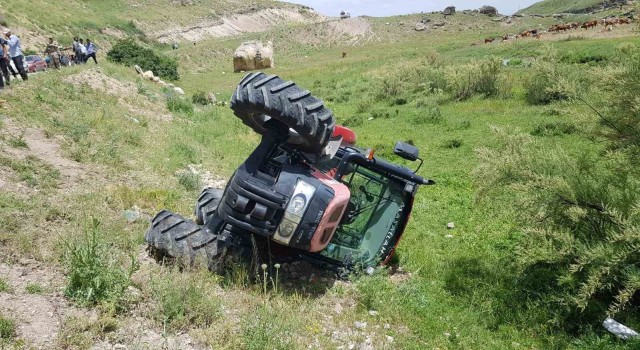 Ağrı’da devrilen traktörün kabinli olması sürücünün hayatını kurtardı