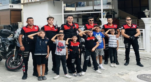 İzmir, Çeşme'de görev yapan YUNUS ekiplerinden çocuklara sürpriz ziyaret
